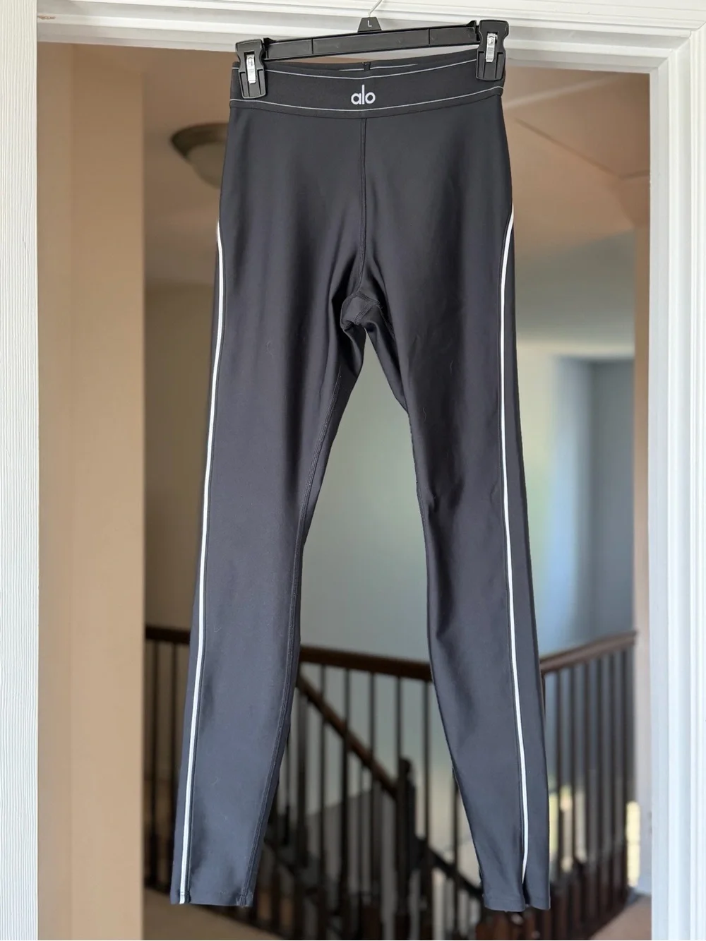 Alo Yoga Airlift High-Waist Suit Up Leggings Black White. Size Small